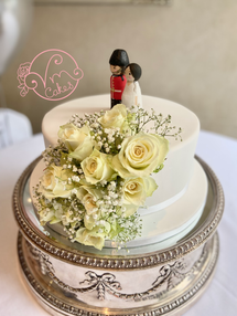 Elegant Single Tier w/ white roses and gypsophila in white fondant 🥂💍
