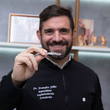Dr. Evandro César Vidal Osterne Filho segurando um alinhador ortodontico