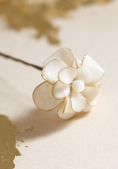 dorothee-flores-pic-cheveux-camelia-bijou-tete-mariee.jpg