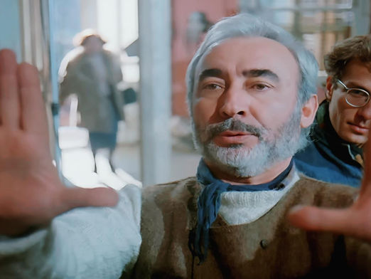 Aşk Filmlerinin Unutulmaz Yönetmeni filmi sadece bir klasik değil, bir adanmışlık hikayesidir. Yavuz Turgul’un bu eşsiz eserini, sinema tutkusu ve kişisel fedakarlıklar ekseninde derinlemesine inceledik. Sinemaya gerçekten ne kadar dayanabilirsiniz?