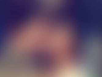 “Evet, Bollywood seviyorum ama…” Ama ne? İnsanlar bir anda şarkı söylemeye başlıyor. Her karakter fazla güzel ve abartılı, renkler fazla canlı, oyunculuk fazla büyük, müzik fazla yüksek. Bir adam âşık olduğunda bunu yalnızca yüzünden anlamıyoruz; arkasında kırk kişi dans etmeye başlıyor. Birisi öldüğünde film bize yas tutmak için pek alan bırakmıyor çünkü zaten müzik çoktan ne hissetmemiz gerektiğini söylemiş oluyor.