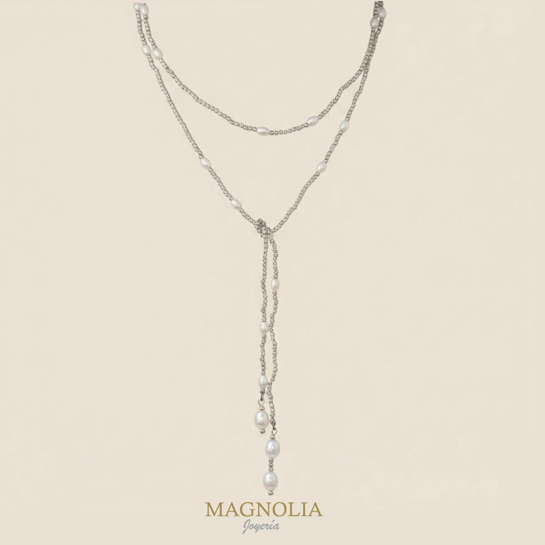 Collar corbatín plateado