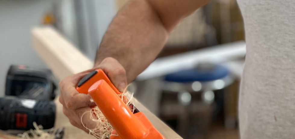 Besuche die Hobel Genossenschaft in Altstetten und entdecke, wie Möbel und Innenausbauten nach Mass entstehen. Bei Führungen durchs Haus erhältst du Einblick in die Schreinerei und das genossenschaftliche Handwerk. Dazu gibt es einen grossen Lagerverkauf, Grill, Bar, Musik und viele gutgelaunte Schreiner:innen.