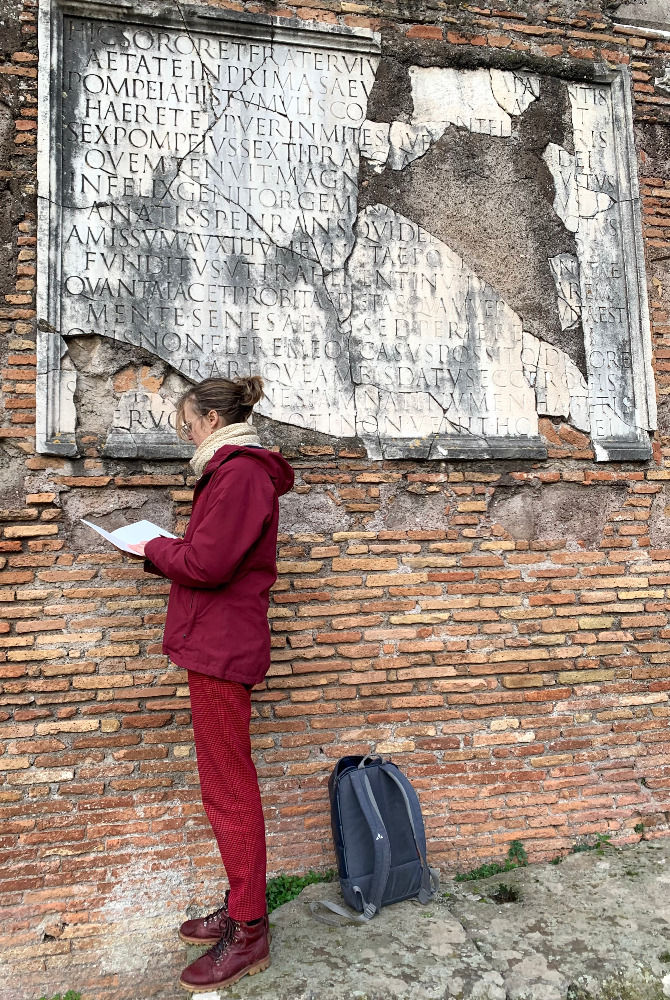 Roodkapje bestudeert de letters