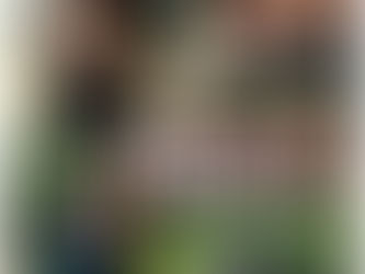 Femme qui se défend en frappant au niveau des parties intimes, du visage et au genou pour illustrer des cours de self-défense. Des initiations sont proposées en entreprise.
