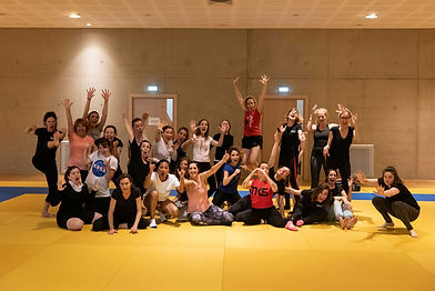 Groupe de femmes pendant un stage de self-défense à Paris