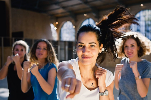Des collaborateurs et collaboratrices qui profitent de cours hebdomadaires de self-défense dans leur entreprise.
