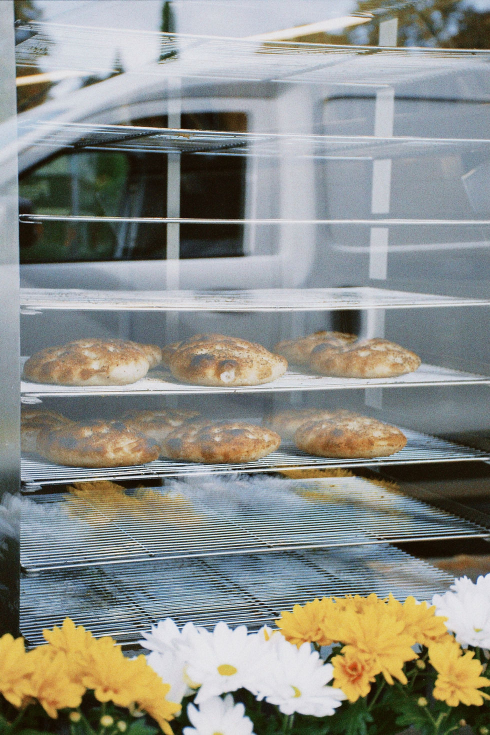Des foccacias de chez Casa Gallo en cours de cuisson