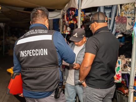 Libera Gobierno de Ensenada vialidad ocupada por comercio ambulante en zona de la Plaza Cívica