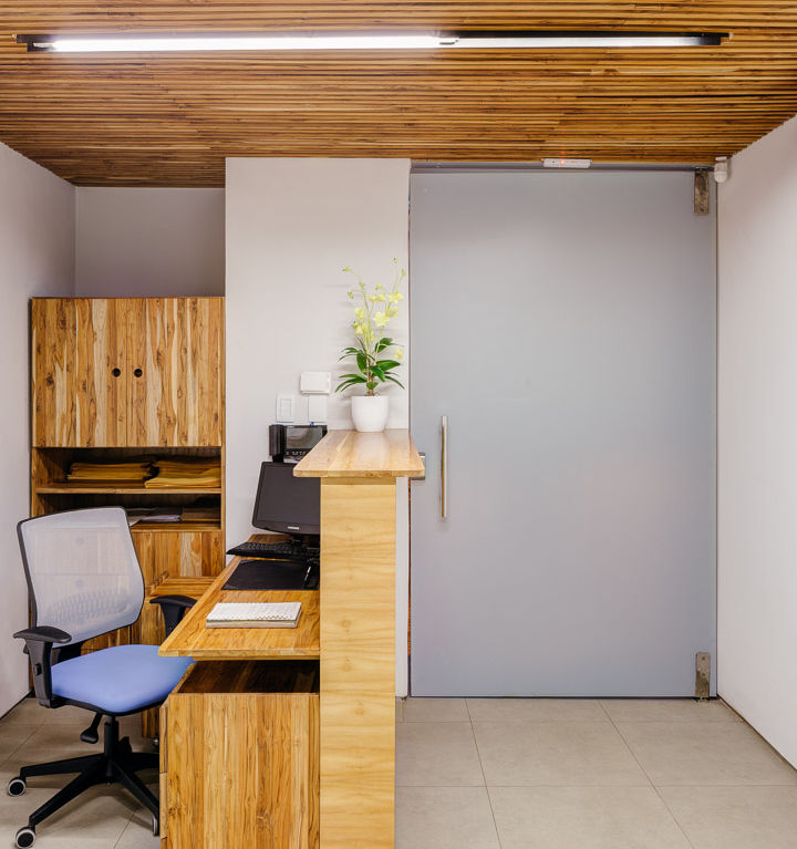 Projeto de Arquitetura Comercial de Consultório Pediátrico, com tons suaves e linhas minimalistas.