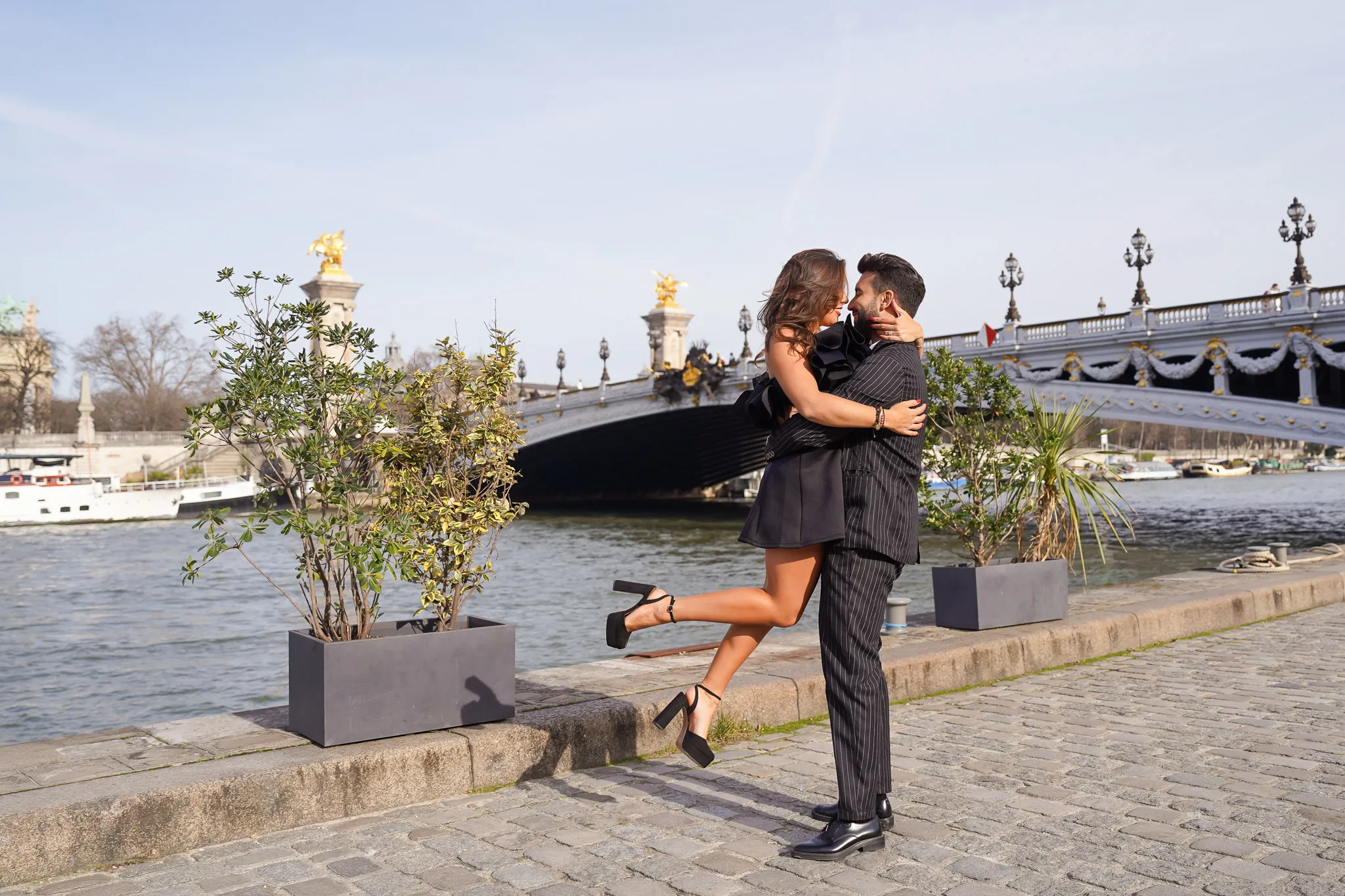 Photo de couple à Paris sur le Pont Alexandre III