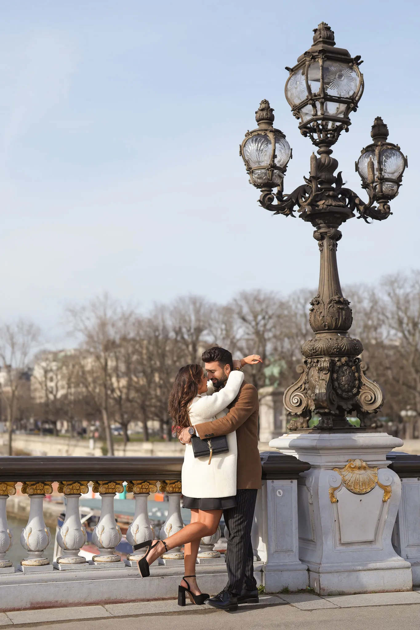 Photo de couple à Paris sur le Pont Alexandre III