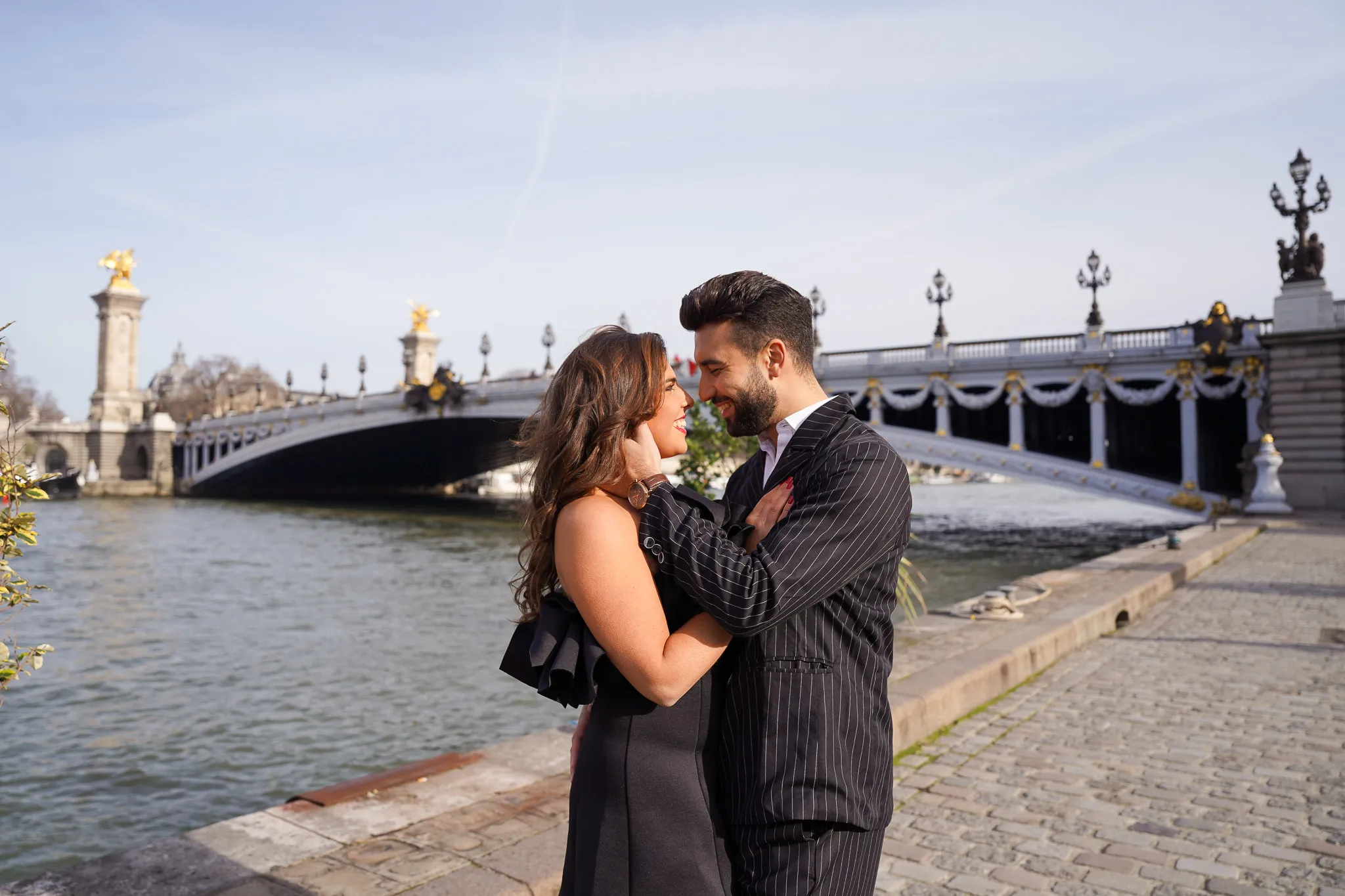 Photo de couple à Paris sur le Pont Alexandre III