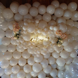 Creative Celebrations- Fotovägg bröllop organisk i vitt med neonskylt