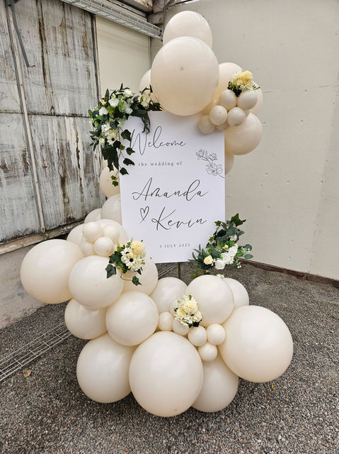 Creative Celebrations välkomstskylt bröllop med ballonger i vitt och vacker blomdekoration