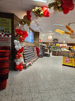 Organisk ballongdekoration i rött, vitt och guld vid entrén till ICA Kvantum Flygfyren i Norrtälje inför butikens 50-årsjubileum.