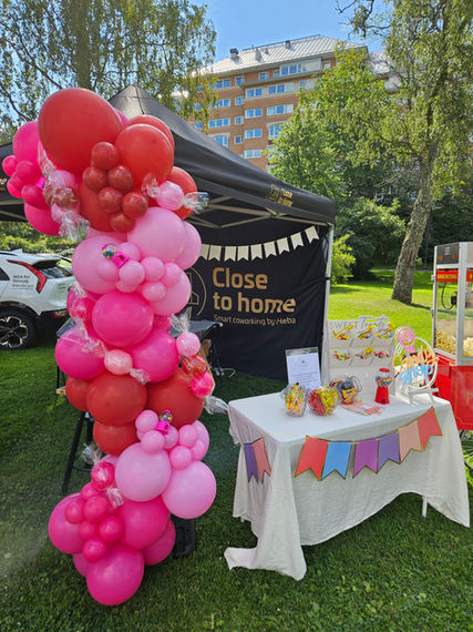 Rosa organisk ballongbåge med karameller- Candyland Magic och hyrprodukter