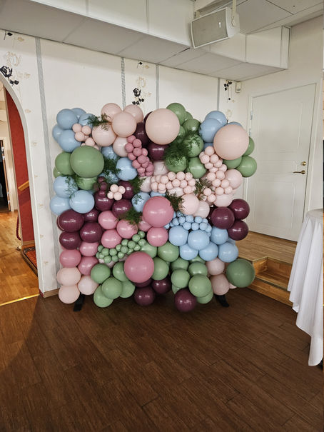 Fotobakgrund, backdrop bröllop Norrtälje, Stockholm. Ballonger och blommor. Creative Celebrations