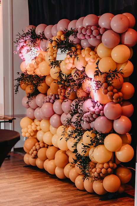 Foto Johanna Cryer, Roslagens Sparbank ballongvägg fotovägg med blommor och neonskyltar Cr