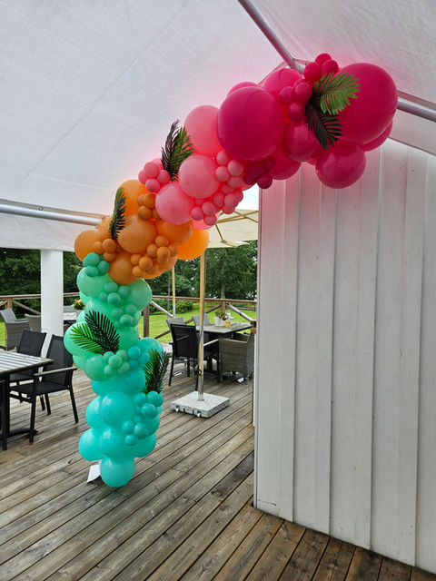 Färgglad organisk ballongbåge i tema Ibiza Sunset