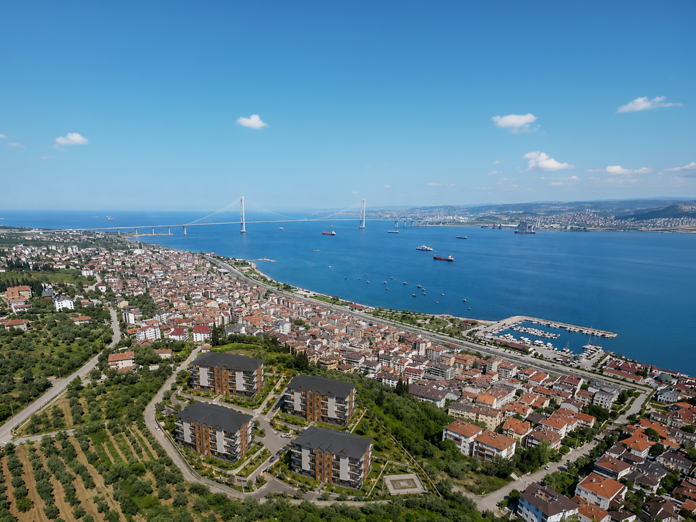 Karamürsel sahili ve deniz manzaralı konut projelerinin havadan görünümü