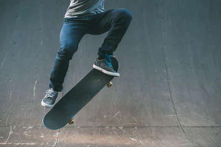 119752767-skateur-en-action-mode-de-vie-des-sports-extrêmes-hipster-effectuant-un-tour-de-