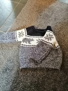 Lovely thick winter jumper 3_6m