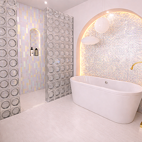 Salle de bain design luxe avec faïence holographique pastel sur le mur, paroi en pavés de verre, meubles rose et robinetterie dorée, niche mosaïque rétroéclairée.
