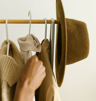 Vêtements sur support en bois avec Chapeau