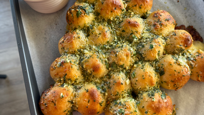 Pull Apart Cheesy Garlic Bread Christmas Tree