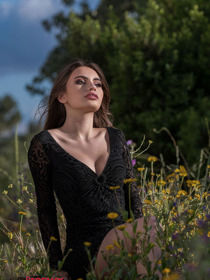 Com apenas 14 anos, Alicia Barreira já demonstra um talento incrível e natural para o mundo da moda e publicidade. De origem caucasiana, ela encanta com os seus expressivos olhos castanhos grandes e profundos, que transmitem uma mistura de serenidade e confiança. O seu cabelo castanho complementa a sua aparência graciosa, enquanto os seus lábios bem definidos e volumosos realçam a sua beleza única e sofisticada Alicia Barreira é uma jovem promissora, pronta para explorar novos horizontes e brilhar em todas as oportunidades que surgirem no seu caminho.