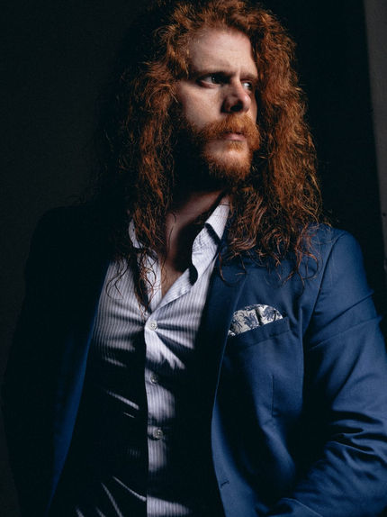 Diogo Oliveira — "Autenticidade em Cada Traço, Elegância em Cada Passo."
Diogo Oliveira, de 30 anos e natural de Leiria, é um modelo que se destaca pelo seu visual marcante e distinto, com cabelo ruivo e presença cativante. Apaixonado por moda e criação de conteúdos para marcas de luxo, Diogo traz consigo um estilo autêntico e sofisticado. Com um espírito aventureiro, sonha em explorar a Escócia e fazer uma roadtrip pelos Estados Unidos. Admirador de Cillian Murphy e fã de Nirvana, encontra no ginásio o seu refúgio diário. Na passarela ou diante das câmeras, Diogo é a fusão perfeita entre força, elegância e originalidade.