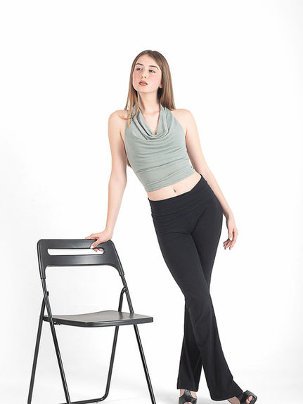 Babi Bernardino, nova modelo da Agency Models Portugal. A imagem reflete o início da sua jornada no mundo da moda e representação. Fotografia de apresentação com foco na expressão, atitude e presença da modelo, enquadrada com luz natural/suave. Parte do seu portfólio em desenvolvimento.