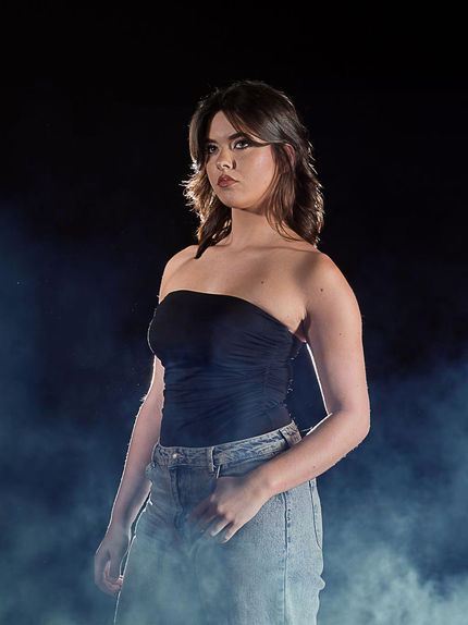 Ema Cloé, nova modelo da Agency Models Portugal. A imagem reflete o início da sua jornada no mundo da moda e representação. Fotografia de apresentação com foco na expressão, atitude e presença da modelo, enquadrada com luz natural/suave. Parte do seu portfólio em desenvolvimento.