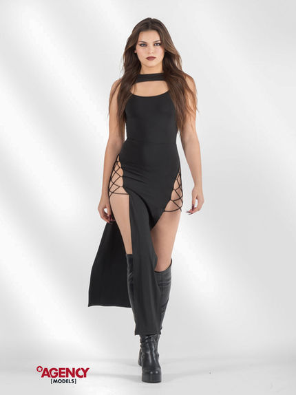 Di Anna – Elegância e Versatilidade na Moda
Com 1,75m de altura, olhar expressivo e cabelos castanhos com madeixas, Di Anna destaca-se pela sua presença sofisticada e versatilidade no mundo da moda. A sua postura impecável e profissionalismo fazem dela a escolha ideal para editoriais, desfiles e campanhas.
Além da moda, é uma artista nata, apaixonada por desenho, escrita e poesia, trazendo expressividade única para cada projeto. Com um espírito aventureiro e determinada a brilhar no mundo do cinema, Di Anna combina talento, carisma e elegância, tornando-se uma aposta segura para marcas que procuram uma modelo com identidade própria.
📸 Pronta para encantar e inspirar.