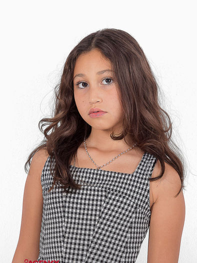 "Lily Cavalcante, jovem modelo da Agency Models Portugal em pose profissional, demonstrando expressão confiante e presença visual marcante."