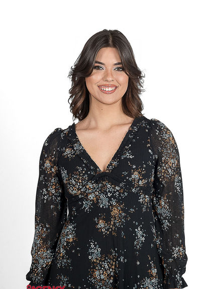 Ema Cloé, nova modelo da Agency Models Portugal. A imagem reflete o início da sua jornada no mundo da moda e representação. Fotografia de apresentação com foco na expressão, atitude e presença da modelo, enquadrada com luz natural/suave. Parte do seu portfólio em desenvolvimento.