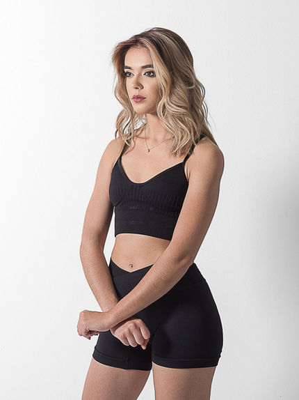 Modelo Bianca Santos em pose versátil, adaptável a diferentes contextos de moda, comercial e lifestyle. Presença elegante e expressiva, capaz de transmitir sofisticação, modernidade e autenticidade em produções editoriais, desfiles, campanhas de marca e projetos de imagem.