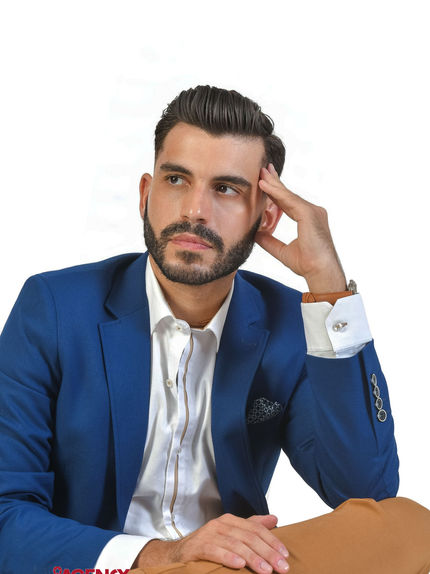 Campanha "Eye Vision" com Filipe Cardoso para a Barbearia Bárbara Perfeita. O modelo apresenta um look sofisticado e moderno, destacando cortes de cabelo e serviços premium da barbearia, transmitindo elegância e confiança.