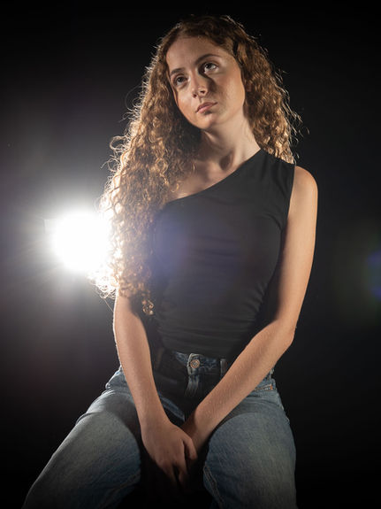 Luna Lopez, 17 anos, é uma new face portuguesa com uma imagem natural, elegante e contemporânea. Com experiência inicial em campanha para Alves Bandeira e produção de imagem para a marca LUC com Fernanda Gomes, apresenta-se como um talento jovem com grande potencial no universo da moda.