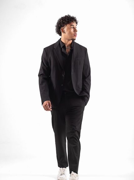 Rodrigo Reis, novo rosto da Agency Models Portugal. A imagem reflete o início da sua jornada no mundo da moda e representação. Fotografia de apresentação com foco na expressão, atitude e presença da modelo, enquadrada com luz natural/suave. Parte do seu portfólio em desenvolvimento.