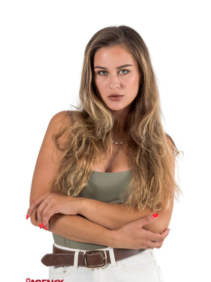 Alina Nozhka é uma modelo profissional caucasiana, conhecida pela sua beleza marcante, com olhos azuis e cabelo loiro, com um ar de sofisticação e uma elegância natural, ela irradia um charme que a destaca em qualquer projeto.