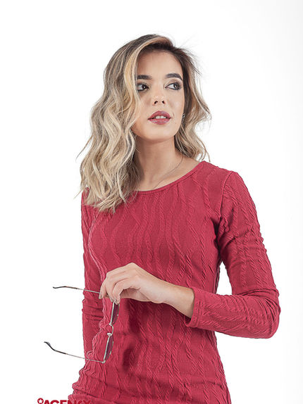 Modelo Bianca Santos em pose versátil, adaptável a diferentes contextos de moda, comercial e lifestyle. Presença elegante e expressiva, capaz de transmitir sofisticação, modernidade e autenticidade em produções editoriais, desfiles, campanhas de marca e projetos de imagem.