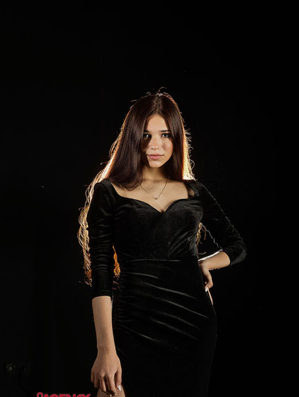 Bella Silva, nova modelo da Agency Models Portugal. A imagem reflete o início da sua jornada no mundo da moda e representação. Fotografia de apresentação com foco na expressão, atitude e presença da modelo, enquadrada com luz natural/suave. Parte do seu portfólio em desenvolvimento.