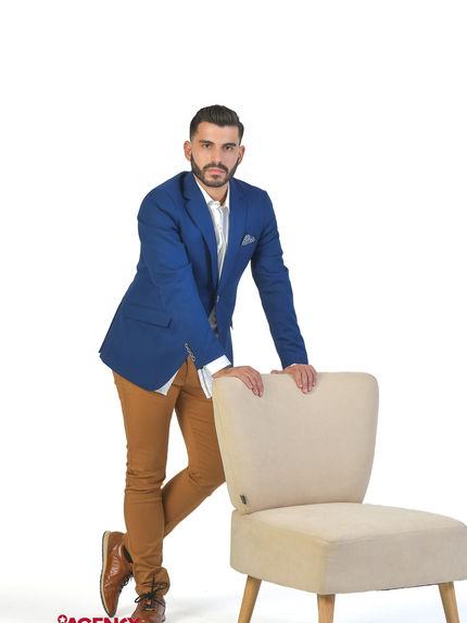 Campanha "Eye Vision" com Filipe Cardoso para a Barbearia Bárbara Perfeita. O modelo apresenta um look sofisticado e moderno, destacando cortes de cabelo e serviços premium da barbearia, transmitindo elegância e confiança.