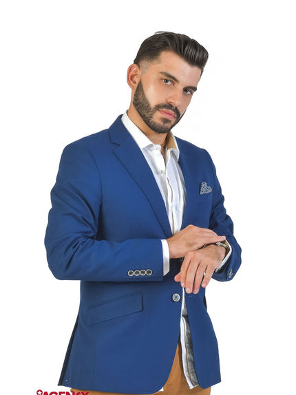 Campanha "Eye Vision" com Filipe Cardoso para a Barbearia Bárbara Perfeita. O modelo apresenta um look sofisticado e moderno, destacando cortes de cabelo e serviços premium da barbearia, transmitindo elegância e confiança.