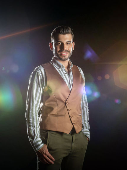 Campanha "Eye Vision" com Filipe Cardoso para a Barbearia Bárbara Perfeita. O modelo apresenta um look sofisticado e moderno, destacando cortes de cabelo e serviços premium da barbearia, transmitindo elegância e confiança.