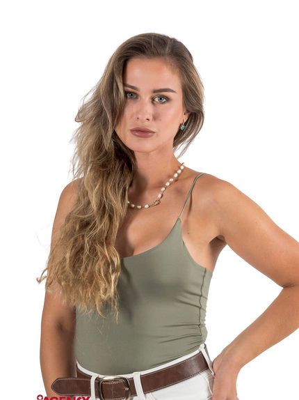 Alina Nozhka é uma modelo profissional caucasiana, conhecida pela sua beleza marcante, com olhos azuis e cabelo loiro, com um ar de sofisticação e uma elegância natural, ela irradia um charme que a destaca em qualquer projeto.