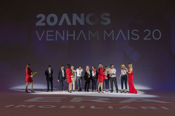 Hanna Sokoliuk, hospedeira e promotora multilingue, com imagem elegante e postura profissional, ideal para eventos internacionais.