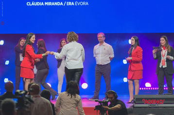 Maria Eduarda, hospedeira profissional com mais de 10 anos de experiência, em evento corporativo.